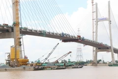 Lễ hợp long cầu Cao Lãnh. (Ảnh: Nguyễn Văn Trí/TTXVN)