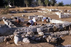 Các nhà khảo cổ khám phá đền thờ mới phát hiện. (Nguồn: rts.ch)