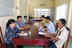 Ban tiếp công dân huyện An Biên, Kiên Giang, tiếp hộ dân trên địa bàn huyện. (Ảnh: Lê Sen/TTXVN)