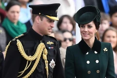 Hoàng tử Anh William (trái) và Công nương Kate (phải) trong một sự kiện ở Hounslow, London, Anh. (Nguồn: AFP/TTXVN)