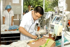 Điều trị tích cực cho bệnh nhân ngộ độc nặng. (Ảnh: Hữu Oai/TTXVN)
