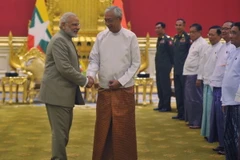 Tổng thống Myanmar Htin Kyaw (phải) và Thủ tướng Ấn Độ Narendra Modi (trái) tại cuộc gặp ở Naypyidaw. (Nguồn: AFP/TTXVN)