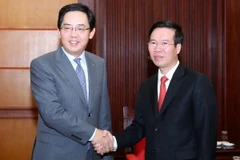 Đại sứ Hồng Tiểu Dũng và Trưởng Ban Tuyên giáo Trung ương Võ Văn Thưởng. (Ảnh: Phương Hoa/TTXVN)