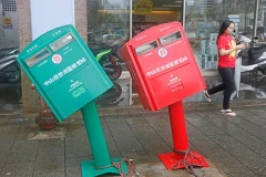 Hai hòm thư gần như bị đánh bật khỏi vị trí ban đầu do siêu bão Soudelor tràn qua Đài Loan. (Nguồn: CCTVNews)