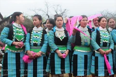 Người Mông xanh thường đeo những bộ trang sức cầu kỳ và độc đáo trong các dịp lễ hội, các dịp vui của bản làng. (Ảnh: Thông Thiện/Báo ảnh Việt Nam)