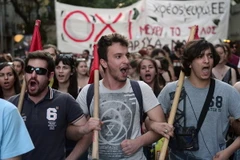 Người dân Hy Lạp tuần hành phản đối chính sách kinh tế khắc khổ tại thủ đô Athens ngày 2/7. (Nguồn: AFP/TTXVN) 