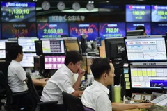 Giao dịch viên tại Ngân hàng Ngoại hối Hàn Quốc ngày 6/7. (Nguồn: AFP/TTXVN) 