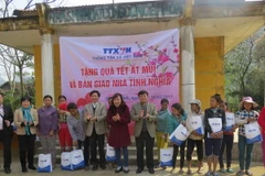 [Photo] TTXVN trao tặng nhà tình nghĩa và quà tết cho đồng bào dân tộc