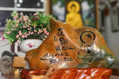 Đá dùng để viết thư pháp là các loại đá cuội to nhỏ, hoặc đá bán quý, đá quý có ở nhiều nơi trong nước. (Ảnh: Nguyễn Luân/Báo ảnh Việt Nam)