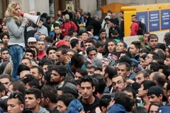 Dòng người di cư chen nhau lên tàu tại nhà ga Keleti ở Budapest ngày 10/9. (Nguồn: AFP/TTXVN)