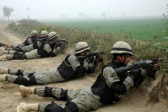 Binh sỹ Pakistan gác tại Wagah, dọc biên giới Pakistan-Ấn Độ. (Nguồn: THX/TTXVN) 