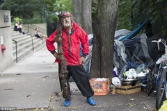 Một người đàn ông vô gia cư ở New York bỗng dưng nổi tiếng nhờ mái tóc dài tới tận mắt cá chân.