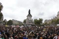Người dân Pháp tham gia cuộc tuần hành ủng hộ người di cư tại Paris ngày 5/9. (Nguồn: AFP/TTXVN) 