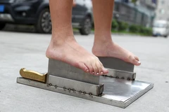 Hình ảnh bé gái Xie 13 tuổi ở thành phố Vĩnh Gia, tỉnh Chiết Giang, Trung Quốc có thể đứng chân trần trên lưỡi dao đang khiến cộng đồng mạng phải kinh ngạc. (Nguồn: CCTVNews) 