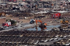 Lực lượng chức năng dọn dẹp tại hiện trường vụ nổ. (Nguồn: THX/TTXVN)