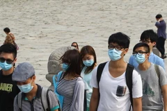 Khách du lịch tại thủ đô Seoul, Hàn Quốc đeo khẩu trang để phòng tránh lây nhiễm MERS ngày 8/6. (Nguồn: THX/TTXVN)