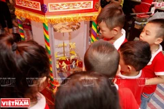 Trẻ em thích thú bên đèn kéo quân loại đồ chơi truyền thống gắn liền với dịp tết Trung thu. (Ảnh: Việt Cường/Báo ảnh Việt Nam)