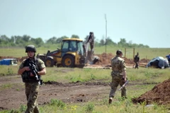 Binh sỹ Ukraine đào hào tại khu vực xung đột gần Artemivsk (vùng Donetsk), nơi chính quyền Kiev nắm quyền kiểm soát ngày 26/5. (Nguồn: AFP/TTXVN)