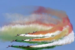Đơn vị không quân đặc biệt 'Frecce Tricolori' (Mũi tên ba màu) đang nhả khói có màu giống quốc kỳ Italy. (Nguồn: Sputniknews)