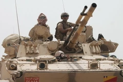 Xe quân sự của lực lượng liên quân Arab được triển khai ở ngoại ô thành phố cảng Aden.