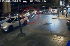 Camera an ninh ghi lại hình ảnh nghi phạm chính trong vụ đánh bom (giữa, áo vàng) đi xe máy khỏi khu vực đền Erawan.