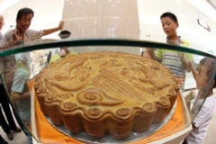 Bánh Trung thu khổng lồ được trưng bày trong trung tâm thương mại ở Hứa Xương (Trung Quốc).