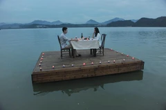 Một nhà hàng nổi ở thành phố Lâm, Chiết Giang, miền Đông Trung Quốc vừa giới thiệu một dịch vụ mới với quang cảnh hết sức lãng mạn.