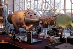 Gian trưng bày ở Bảo tàng Hàng không và Không gian Smithsonian mô phỏng khoang chứa của phòng điều hành con tàu American Apollo và tàu của Xôviết Soyuz. (Nguồn: Sputniknews)