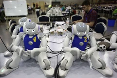 Không chỉ trình diễn kỹ năng điệu nghệ của một cầu thủ nhà nghề, các robot này còn tham gia vào hoạt động cứu hộ, phục vụ và vận chuyển. 