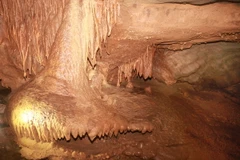 Nhiều khối thạch nhũ trong hang động Brai đẹp lung linh, huyền ảo. (Ảnh: Hồ Cầu/TTXVN) 