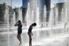 Các đài phun nước hoạt động nhằm giảm nhiệt trong bối cảnh nhiệt độ lên tới 44 độ C tại Cordoba, Tây Ban Nha ngày 29/6. (Nguồn: AFP/TTXVN)