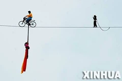 Tai nạn xảy ra khi 2 người đàn ông đang trình diễn môn thể thao mạo hiểm 'lái xe trên dây.' (Nguồn: CCTVNews)