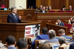 Tổng thống Petro Poroshenko phát biểu tại phiên họp Quốc hội ở Kiev ngày 16/7. (Nguồn: AFP/TTXVN) 