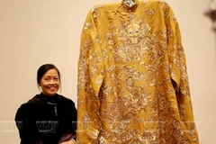 [Photo] Chiêm ngưỡng long bào vua Khải Định của Việt kiều Đức