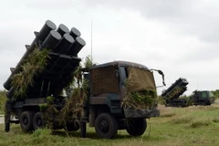 Binh sỹ Nhật Bản chuẩn bị phóng tên lửa đất đối hạm trong cuộc tập trận. (Nguồn: THX/TTXVN) 