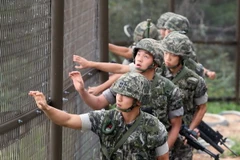 Binh sỹ Hàn Quốc tuần tra tại khu vực phía tây đảo Yeonpyeong, giáp giới Triều Tiên ngày 26/8. (Nguồn: Yonhap/TTXVN)