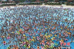 Người dân Nam Kinh, tỉnh Giang Tô đã kéo tới công viên nước lớn nhất thành phố vào ngày 1/8 để tránh cái nắng khủng khiếp tràn qua thành phố. (Nguồn: CCTVNews)