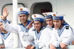 [Photo] Hàng trăm tấn hàng lên đường ra Trường Sa đón Tết