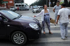 Một thai phụ đã đập vỡ cửa kính của xe hơi ở Thẩm Dương, Liêu Ninh, miền Đông Bắc Trung Quốc sau khi quá hoảng sợ vì suýt bị xe đâm. (Nguồn: CCTVNews)