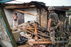 Một ngôi nhà lại làng Sartana, gần Mariupol, khu vực Donetsk, miền Đông Ukraine bị phá hủy trong xung đột ngày 17/8. (Nguồn: AFP/TTXVN) 