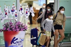 Khách du lịch đeo khẩu trang để phòng tránh lây nhiễm MERS tại thủ đô Seoul, Hàn Quốc. (Nguồn: AFP/TTXVN) 