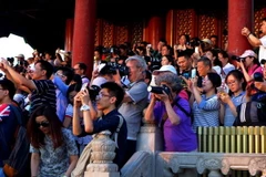 Người dân Bắc Kinh chụp cảnh bầu trời. (Nguồn: CCTVNews)