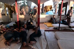 Những người nhập cư ngủ ở hành lang khách sạn. (Nguồn: Dailymail)