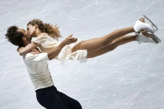 Cặp đôi người Pháp Gabriella Papadakis và Guillaume Cizeron trình diễn khiêu vũ tự do trong cuộc thi khiêu vũ trên băng ở ISU World Team Trophy, Tokyo. (Nguồn: Sputniknews)