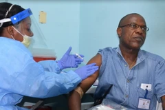 Tiêm thử nghiệm vaccine phòng Ebola tại trung tâm y tế ở Monrovia, Liberia ngày 3/2/2015. (Nguồn: AFP/TTXVN)