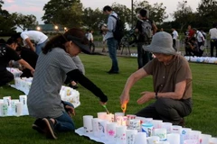 Người dân thắp nến khi Naraha được mở cửa trở lại. (nguồn: dw.com)