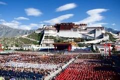 Lễ kỷ niệm 50 năm thành lập khu tự trị Tây Tạng đã được diễn ra long trọng trước Cung điện Potala ở Lhasa, thủ đô của Khu tự trị này vào ngày 8/9.