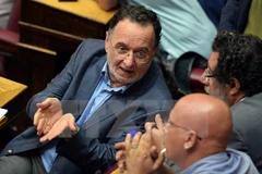 Cựu Bộ trưởng Năng lượng Hy Lạp Panagiotis Lafazanis (trái) tại một phiên họp Quốc hội ở Athens. (Nguồn: AFP/TTXVN)