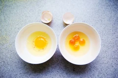 Một người phụ nữ ở Tây An, Thiểm Tây, Trung Quốc đã rất kinh ngạc sau khi thấy quả trứng có 4 lòng đỏ. 