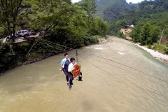 Hai thẩm phán ở Trùng Khánh (Trung Quốc) mạo hiểm tính mạng đu dây vượt sông để đưa tòa án di động tới một ngôi làng xa xôi ở miền núi. (Nguồn: CCTVNews)